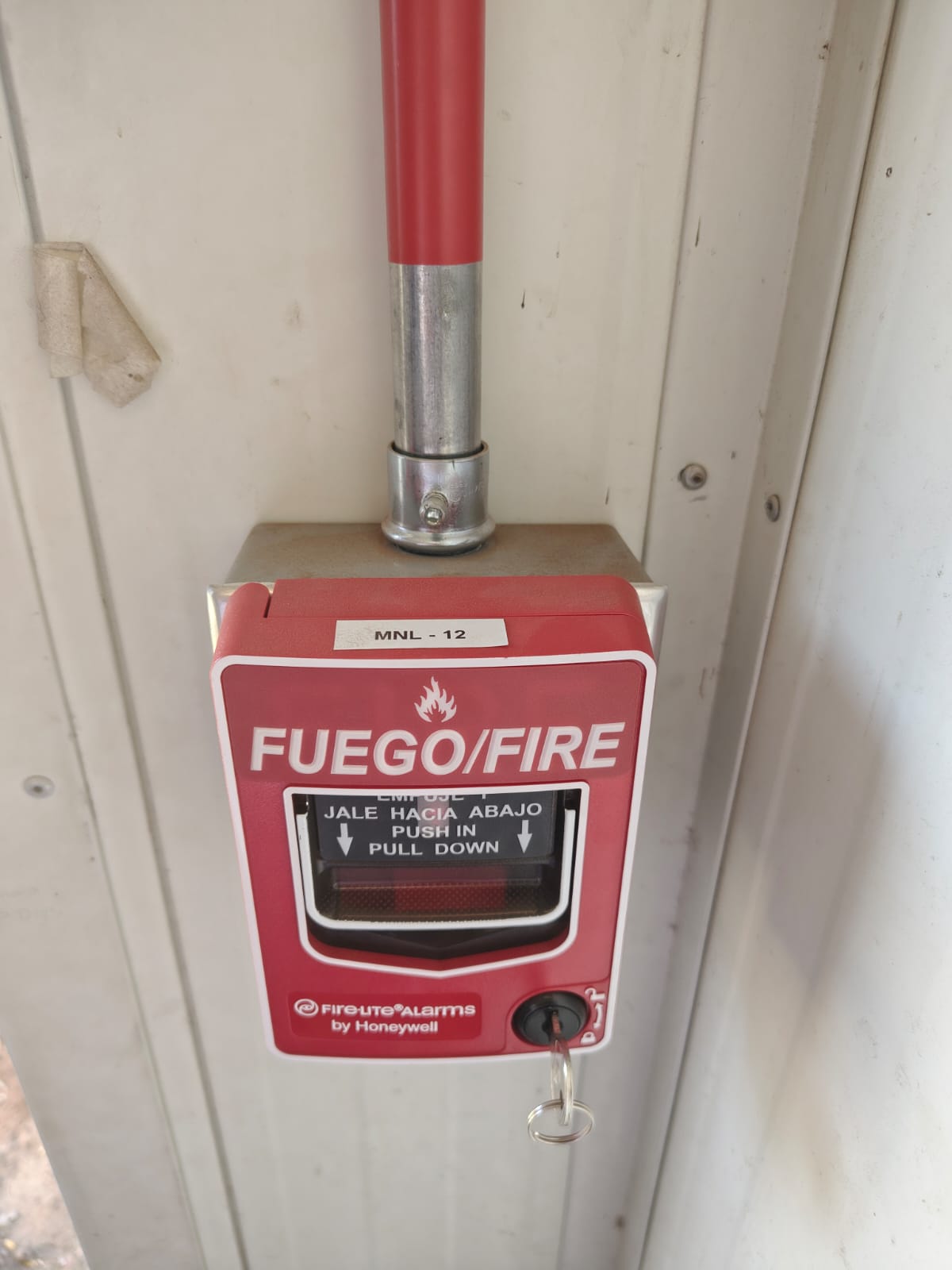 Panel abierto de detección de incendios con tarjetas electrónicas