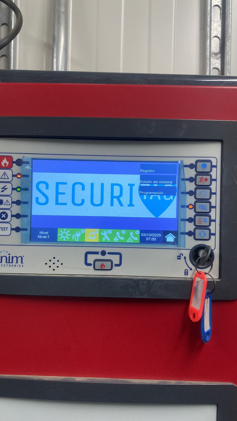 Técnico de SECURITAG inspeccionando tablero en campo